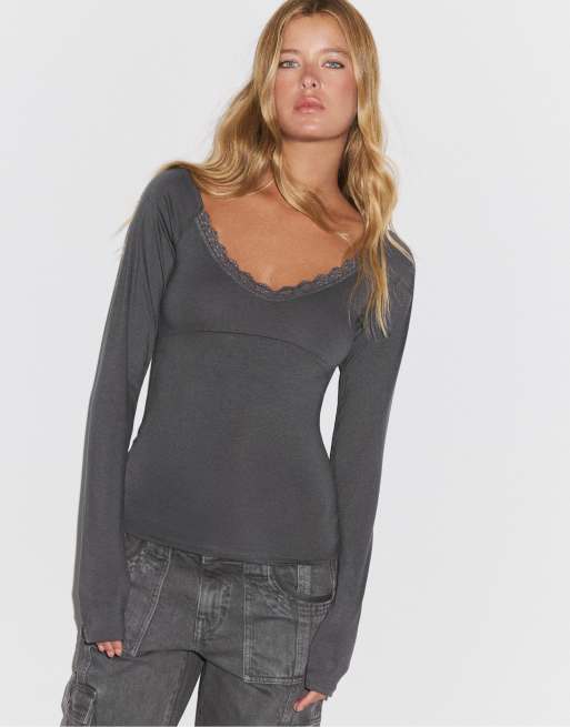 Stradivarius Long sleeve lace v-neck t-shirt with under-bust detail in dark grey, 5 of 7
