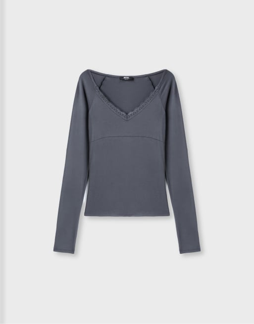 Stradivarius Long sleeve lace v-neck t-shirt with under-bust detail in dark grey, 6 of 7