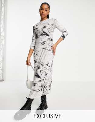 Stradivarius Stradivarius long sleeve midi dress in abstract print-Multi