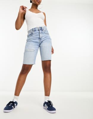 Stradivarius - Longline-Jeansshorts mit Vintage-Waschung-Blau