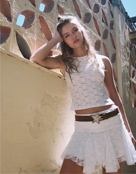 Stradivarius Loose-fitting lace mini skirt in white