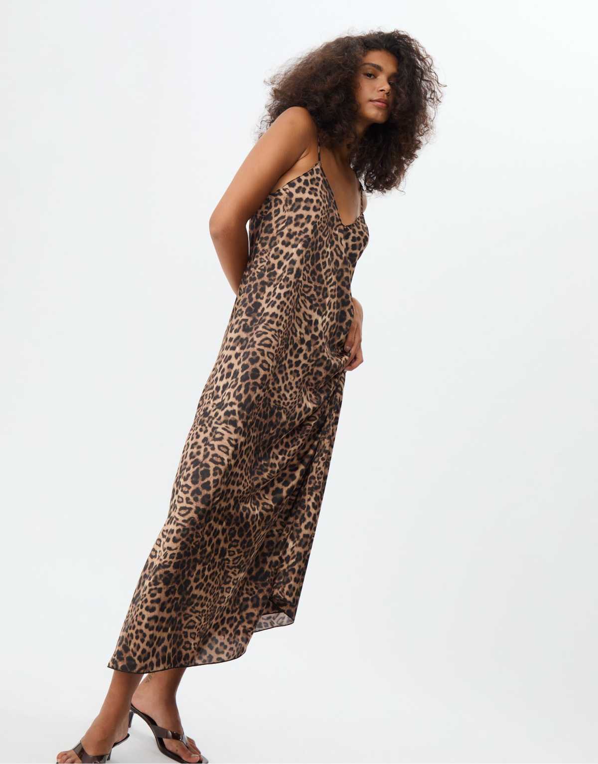 Stradivarius Loose-fitting leopard print satin maxi dress in brown