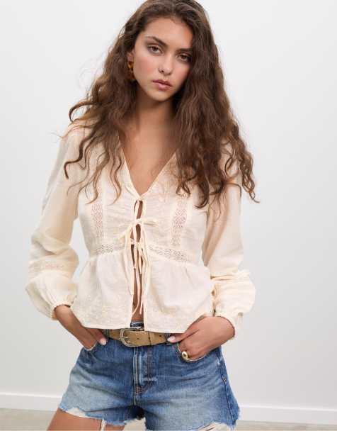 Stradivarius - Losvallende blouse met borduursels en gestrikte voorkant in ecru - view 1