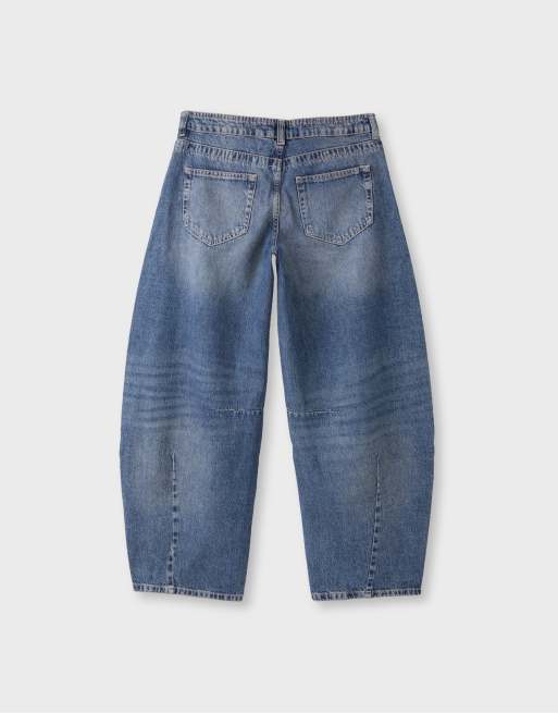 Stradivarius Low-rise balloon jeans in medium blue denim, 7 of 7
