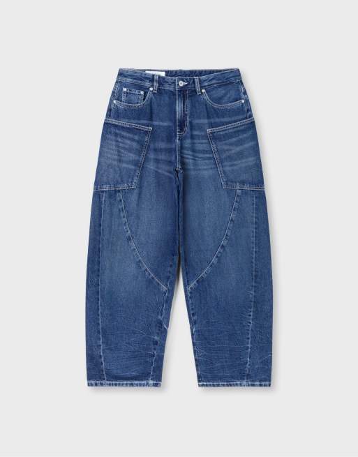 Stradivarius Low-Rise Barrel-Jeans mit Taschen in mittelblauem Denim, 6 von 7