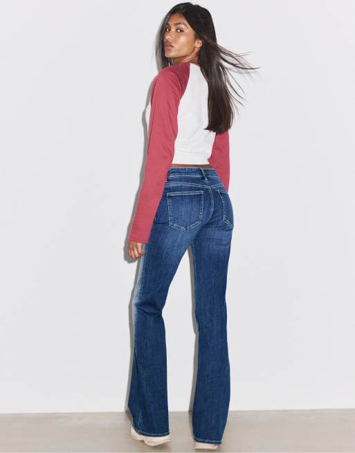 Stradivarius Low-rise Schlagjeans in mittlerer blauer Waschung, 3 von 7