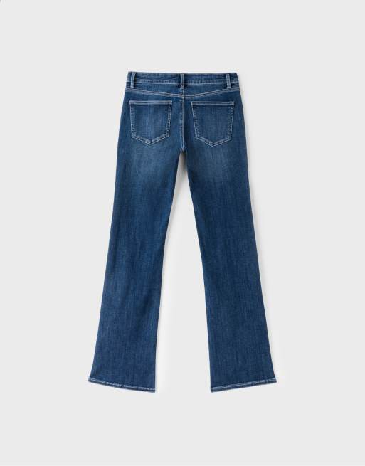 Stradivarius Low-rise Schlagjeans in mittlerer blauer Waschung, 7 von 7