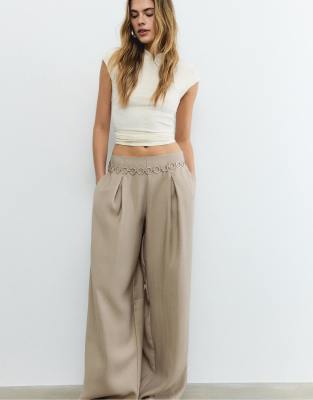 Stradivarius - Lyocell-Hose in Braun mit Abnähern und Kettendetail-Brown