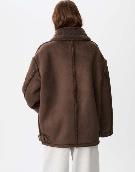 Stradivarius - Manteau doublé en imitation peau de mouton avec surpiqûres - Marron, 4 de 4