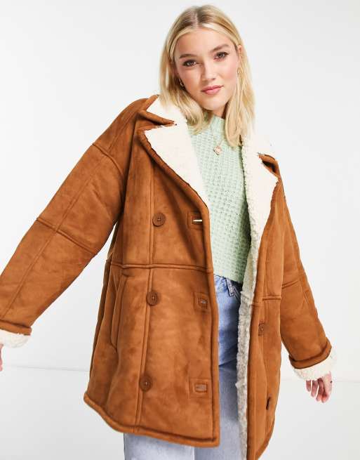 Stradivarius – Mantel aus Kunstlammfell mit kontrastierendem Teddyfell in Camel 
