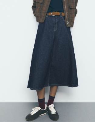 Stradivarius - Maxi-Jeansrock in blauer Rinse-Waschung mit Gürtel