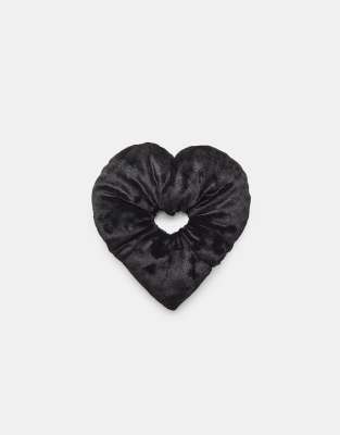 Stradivarius - Maxi-Scrunchie in Schwarz aus Samt mit Herzdesign