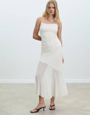 Stradivarius - Maxi-Trägerkleid aus Spitze in Vanille-Weiß
