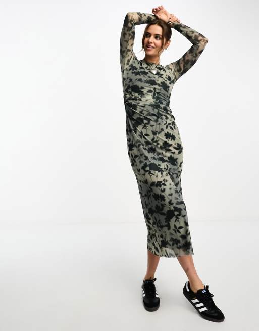 Stradivarius – Maxikleid aus Netzstoff mit dunklem verschwommenem Muster 