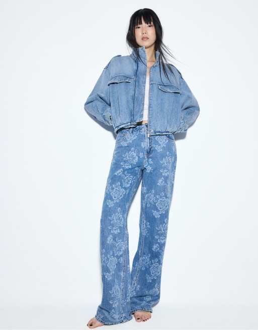Stradivarius - Mellemblå jeans i denim med lige ben og laserskåret blomsterprint, 4 af 4