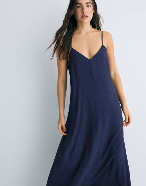 Stradivarius - Midi jurk met textuur en bandjes in donkerblauw, 2 van 4