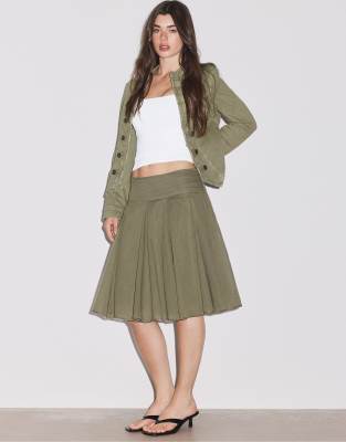 Stradivarius Midi skirt with box pleats in khaki-Green