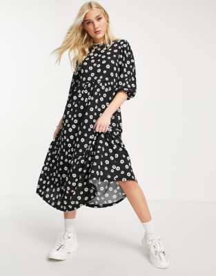 Stradivarius midi smock dress in black daisy print | ASOS