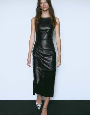 Stradivarius - Midikleid aus Kunstleder in Schwarz