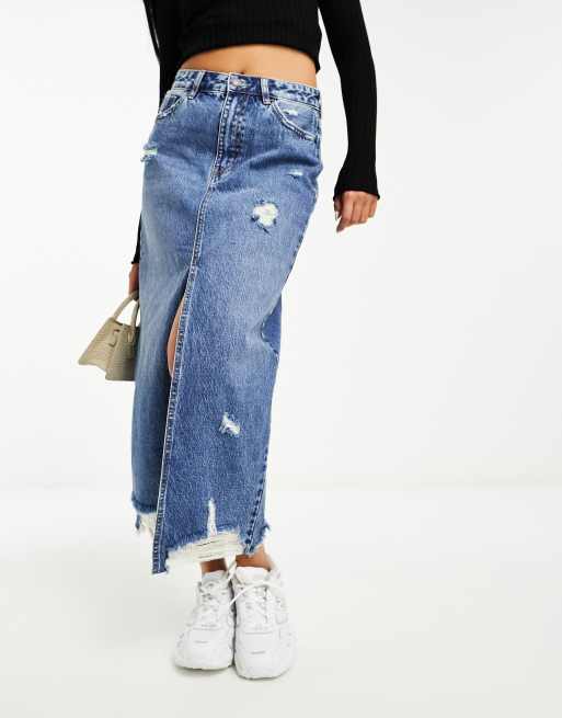 Stradivarius – Midirock aus Denim in Mittelblau mit Zierrissen 