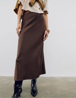Stradivarius - Midirock aus Satin in Braun-Brown