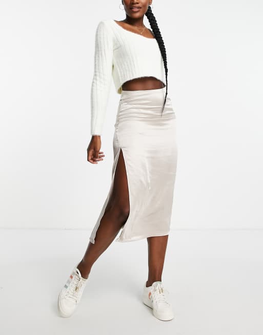 Stradivarius – Midirock in Ecru aus Satin mit Schlitz