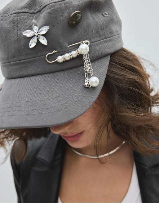 Stradivarius militærkasket med perler i grå, 3 af 4