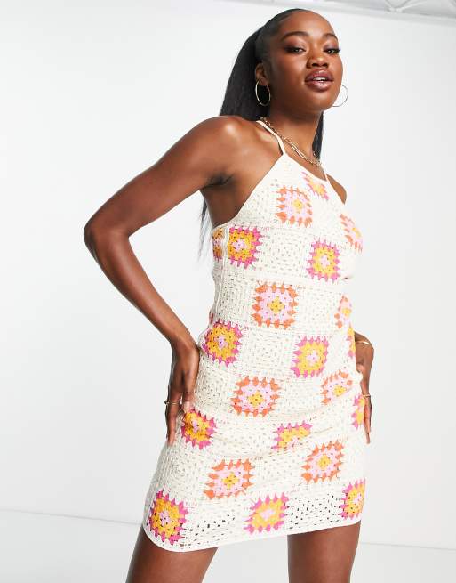 Stradivarius – Mini-Häkelkleid in Ecru mit Patchwork-Muster 