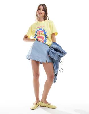 Stradivarius - Mini-Jeansrock in verwaschenem Hellblau mit Saumschlitz