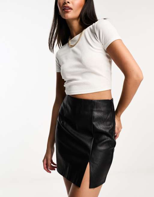 Stradivarius Mini jupe en similicuir a ourlet fendu Noir