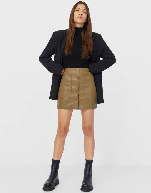 Stradivarius - Mini-jupe imitation cuir boutonnée sur le devant - Kaki |  ASOS