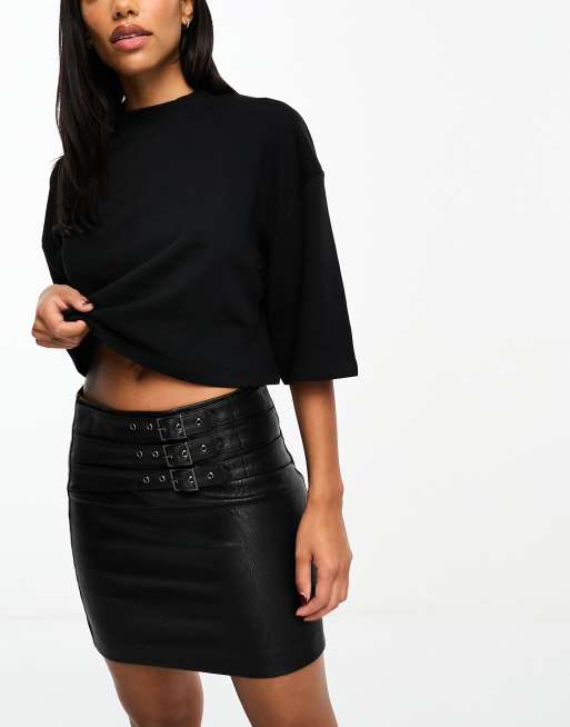 Stradivarius - Mini rok van imitatieleer met gespdetail in zwart 