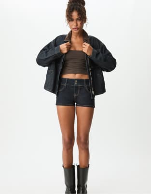 Stradivarius - Mini-short en denim - Bleu brut légèrement délavé