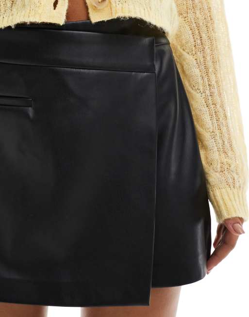 Stradivarius – Mini-Skort aus Kunstleder in Schwarz mit Wickeldetail, 3 von 5
