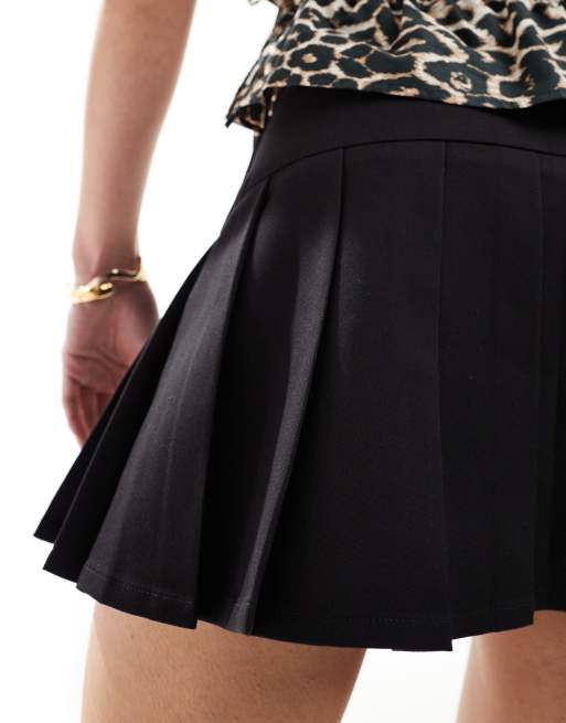 Stradivarius – Mini-Skort in Schwarz mit Falten, 3 von 5