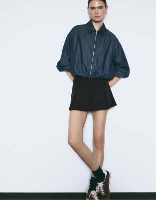 Stradivarius - Mini-Skort in Schwarz mit Kellerfalten