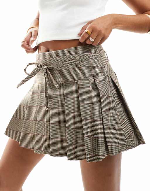 Stradivarius - Minigonna pantalone a pieghe marrone a quadri con dettaglio allacciato