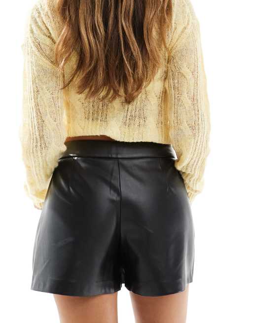 Stradivarius - Minigonna pantalone nera in pelle sintetica con dettaglio a portafoglio, 2 di 5