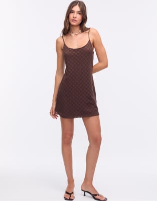 Stradivarius - Minikleid in brauner Häkeloptik