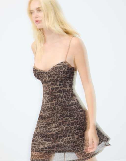 Stradivarius Minikleid mit Leopardenmuster und Trägern in Mittelbeige, 2 von 4