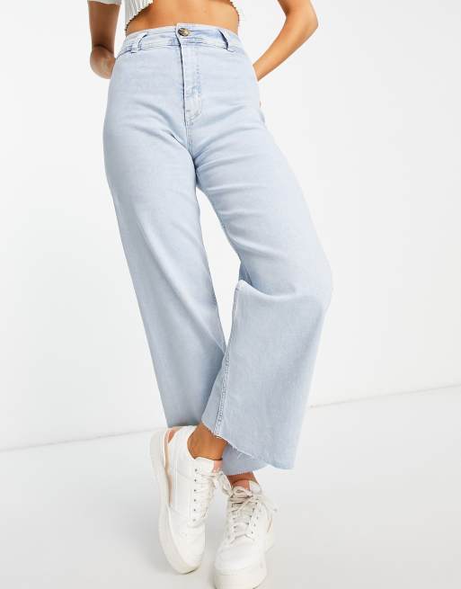 Stradivarius – Minimalistische, verkürzte Jeans in heller Waschung mit weitem Bein 