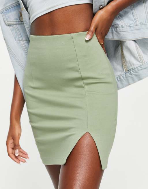 Stradivarius – Minirock mit Schlitzdetail in Salbei