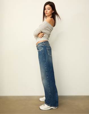 Stradivarius - Mit Nieten besetzte Baggy Jeans aus hellem/mittelblauem Denim