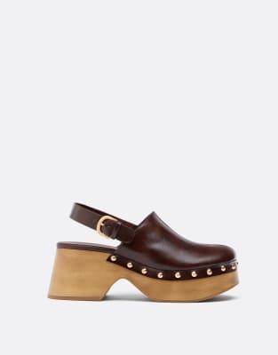 Stradivarius - Mit Nieten besetzte Clogs in Braun mit Plateausohle-Brown