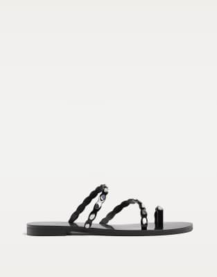 Stradivarius - Mit Nieten besetzte, flache Sandalen in Schwarz