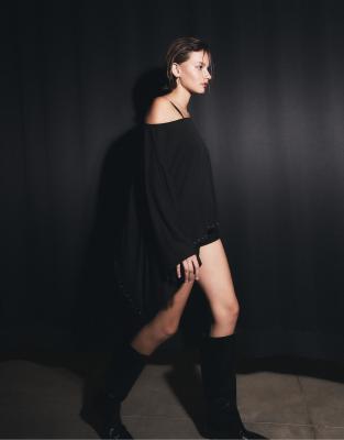 Stradivarius - Mit Nieten besetztes Cupro-Cape in Schwarz