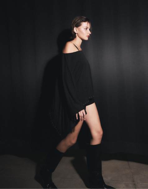 Stradivarius – Mit Nieten besetztes Cupro-Cape in Schwarz - view 1