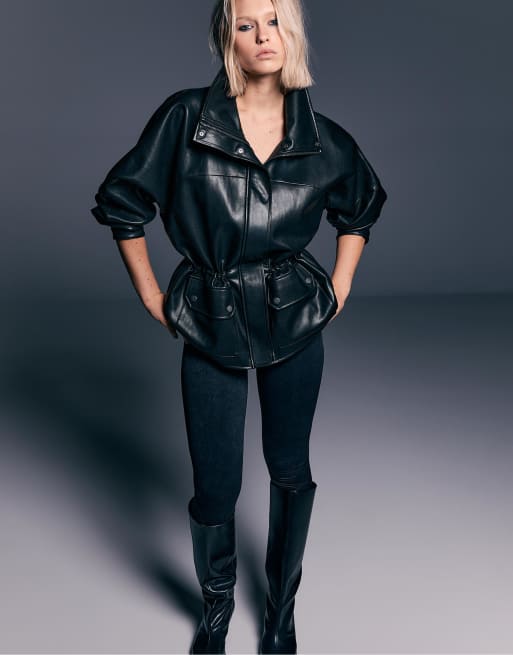 Stradivarius – Mittellanger Parka in schwarzer Lederoptik, 2 von 4