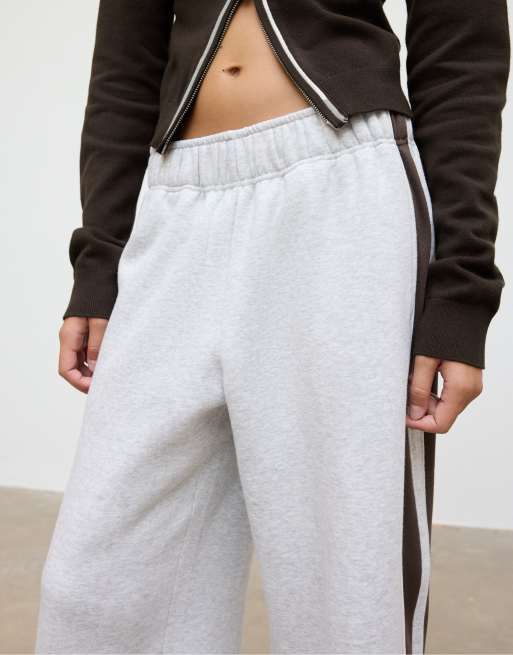 Stradivarius mjuka ljusgrå joggers med sidrand i brunt, 4 av 4