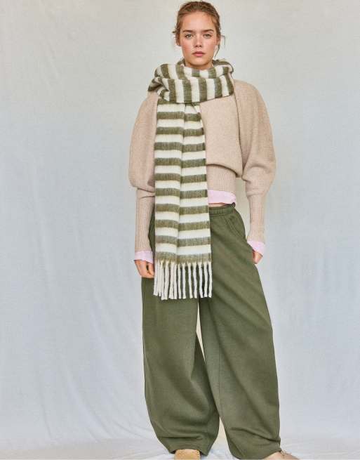 Stradivarius mjukstickad tröja med puffärmar i beige, 2 av 7